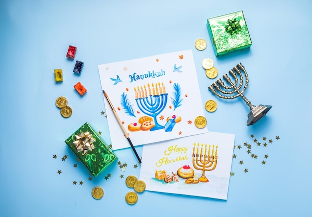 Symboles de Hanukkah mise à plat Carte de voeux de fête juive traditionnelle