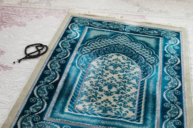 Symboles islamiques tapis de prière sur un tapis dans une maison