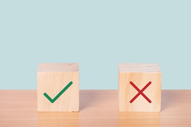 Symboles vrais et faux acceptés rejetés, Oui ou Non sur les cubes de bois.