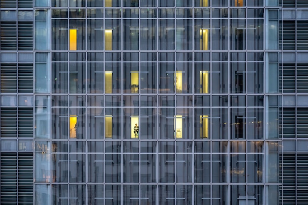 La symétrie des immeubles de bureaux où travaillent des employés, tokyo, japon