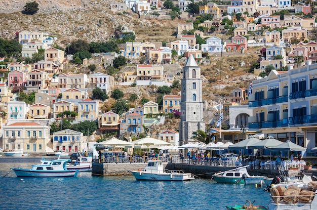 SYMI, GRÈCE - 12 juin 2015 : La rue principale le long de la côte dans le port de Yialos le 12 juin 2015 sur l'île de Symi, Grèce. Symi est la destination facile et la plus populaire pour les excursions d'une journée depuis l'île de Rhodes.