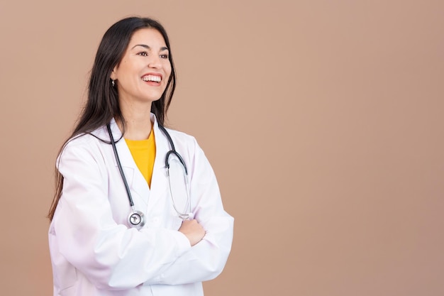 Sympathique femme médecin caucasienne en uniforme et stéthoscope