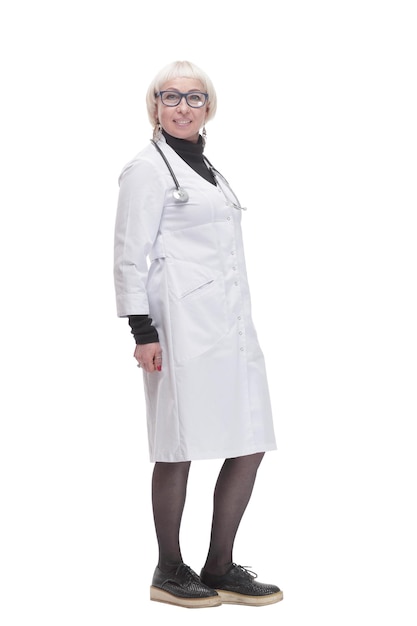 Photo sympathique femme médecin isolé sur fond blanc