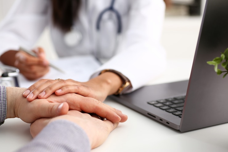 Photo sympathique femme médecin tenir la main du patient masculin