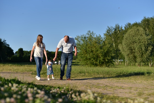 Sympathique jeune famille avec enfants se reposer en été dans la nature