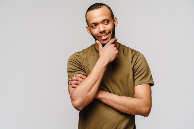 Sympathique jeune homme vêtu d'un t-shirt vert