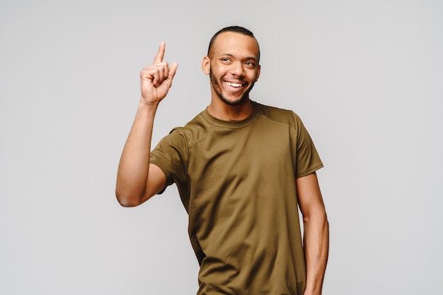 Photo sympathique jeune homme vêtu d'un t-shirt vert