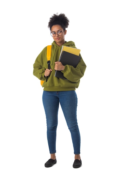 Photo sympathique lycéenne noire ethnique à lunettes avec sac à dos et livre de composition isolé sur fond blanc, portrait en pied