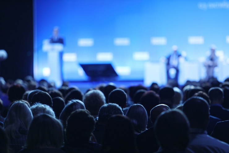 Photo symposium sur les affaires et l'entrepreneuriat. président donnant une conférence lors d'une réunion d'affaires.