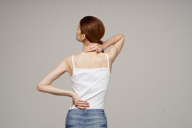 Symptômes de douleur de femme mécontente dans le fond clair d'arthrite d'articulations