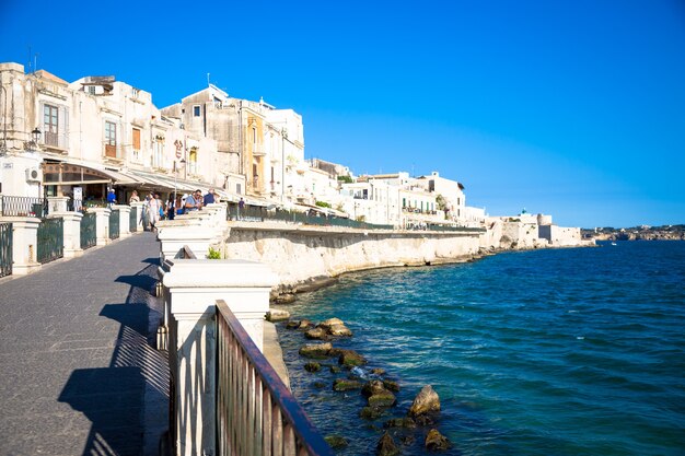 SYRACUSE, ITALIE - 18 MAI 2018 : vue sur la région d'Ortigia, centre-ville de Syracuse, Sicile, au début de la saison estivale