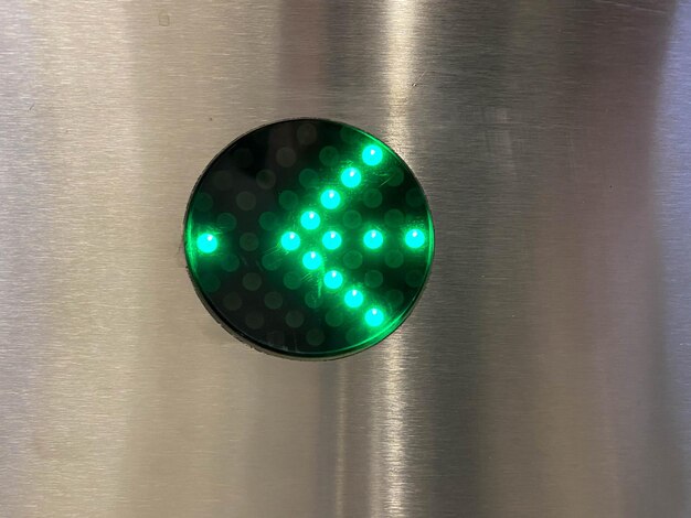 Système d'admission automatique avec une flèche LED verte pour entrer dans le bâtiment et pour monter