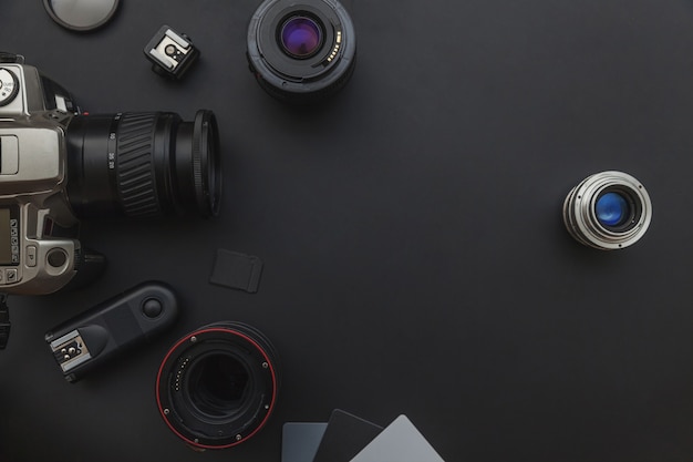 Système de caméra DSLR, kit de nettoyage de caméra, objectif et accessoire de caméra sur tableau noir