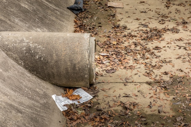 Système de canalisation d'égouts en béton avec des débris et des feuilles