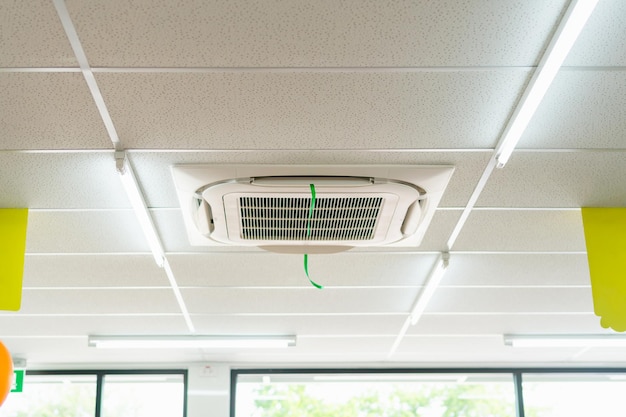 Système de climatisation moderne de type cassette monté au plafond dans un café