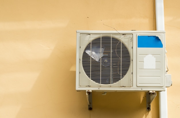 Système de climatisation monté sur le côté d&#39;un bâtiment.