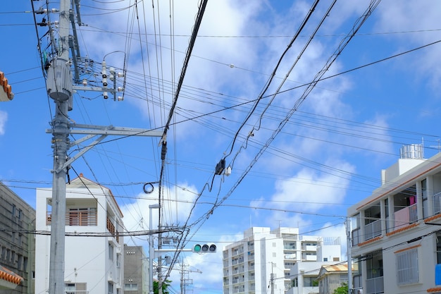 Système électrique à utiliser dans la ville du Japon avec un fond de ciel bleu et de nuages.