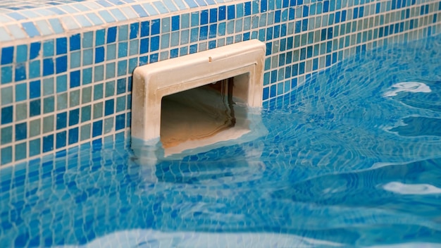 Système de filtration des piscines avec réflexion sur la piscine d'eau bleue