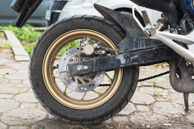 Système de frein à disque sur une roue arrière de moto