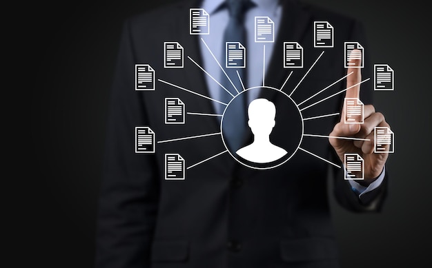 Système de gestion de documents DMS Businessman hold user et document iconSoftware pour l'archivage, la recherche et la gestion de fichiers et d'informations d'entreprise Concept de technologie Internet Sécurité numérique