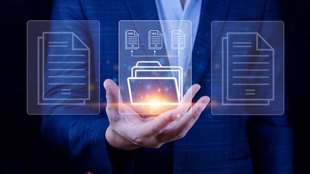 Système de gestion de documents DMS en cours de configuration Consultant informatique travaillant sur un ordinateur portable au bureau Logiciel d'archivage, de recherche et de gestion des informations sur les fichiers d'entreprise