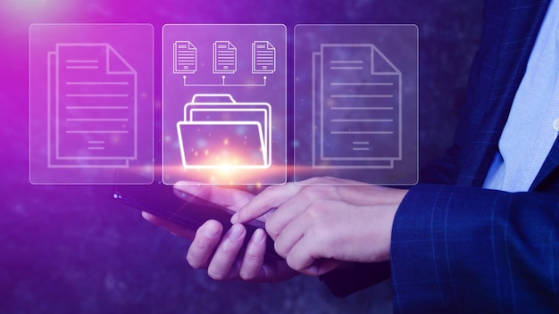 Système de gestion de documents DMS en cours de configuration Consultant informatique travaillant sur smartphone Logiciel d'archivage, de recherche et de gestion des informations sur les fichiers d'entreprise