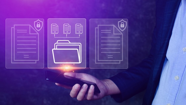 Système de gestion de documents DMS en cours de configuration Consultant informatique travaillant sur smartphone Logiciel d'archivage, de recherche et de gestion des informations sur les fichiers d'entreprise