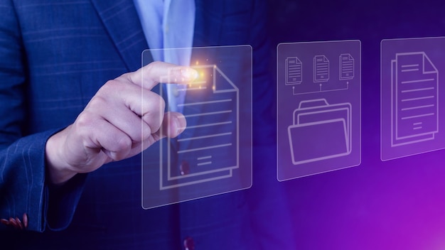 Système de gestion de documents DMS en cours d'installation Consultant en informatique travaillant sur un ordinateur portable au bureau Logiciel pour l'archivage, la recherche et la gestion d'informations sur les fichiers d'entreprise