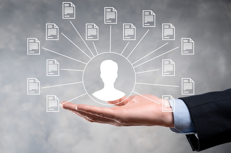 Photo système de gestion de documents dms. l'homme d'affaires détient l'icône de l'utilisateur et du document. logiciel d'archivage, de recherche et de gestion des fichiers et des informations d'entreprise. concept de technologie internet. sécurité numérique.