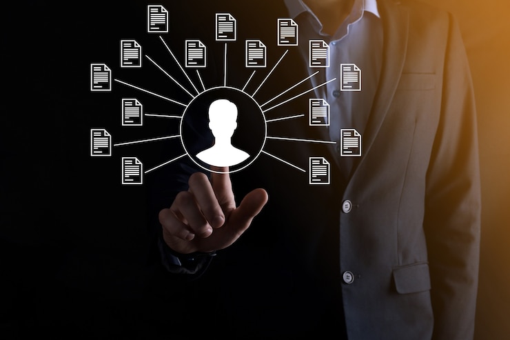 Photo système de gestion de documents dms. l'homme d'affaires détient l'icône de l'utilisateur et du document. logiciel d'archivage, de recherche et de gestion des fichiers et des informations d'entreprise. concept de technologie internet. sécurité numérique.