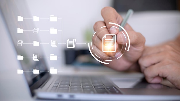 Système de gestion de documents DMS mis en place par un consultant informatique travaillant sur un ordinateur portable au bureau Logiciel pour l'archivage, la recherche et la gestion de fichiers et d'informations d'entreprise
