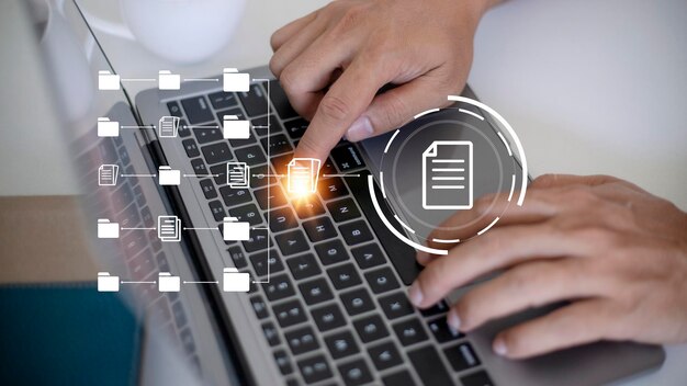 Système de gestion de documents DMS mis en place par un consultant informatique travaillant sur un ordinateur portable au bureau Logiciel pour l'archivage, la recherche et la gestion de fichiers et d'informations d'entreprise