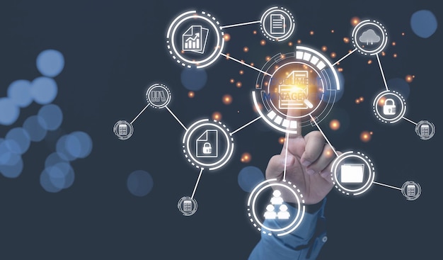 Système de gestion de documents Homme d'affaires touchant l'icône virtuelle en ligne Automatisation de la base de données et des processus pour gérer les connaissances et la documentation des fichiers dans l'entreprise