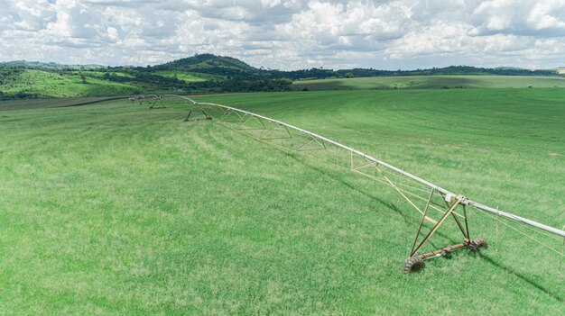 Système d'irrigation agricole le jour d'été ensoleillé. Une vue aérienne d'un système d'arrosage à pivot central.