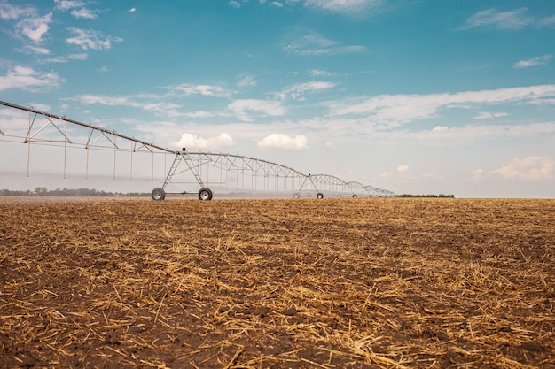 Système d'irrigation déplacé sur le champ d'un agriculteur.