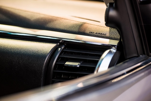 Système de sécurité des passagers SRS Airbag sur un tableau de bord dans une voiture moderne
