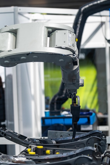 Photo système de soudage à bras robotique dans une usine de fabrication