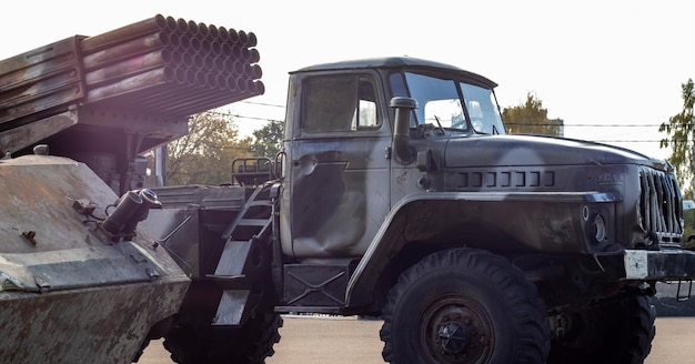 Système soviétique de lance-roquettes multiples BM21 Grad sur le châssis d'un camion Ural375D Cassé et brûlé