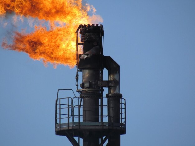 Photo système de torche sur un champ pétrolier