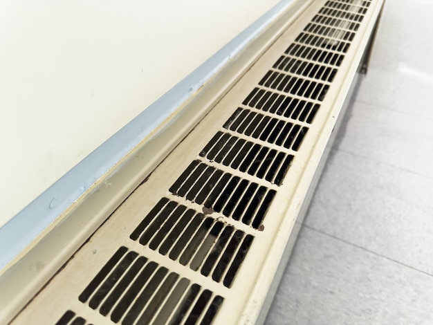 Système de ventilation d'air industriel dans une pièce faiblement éclairée tuyaux et ventilateurs créant une structure de labyrinthe
