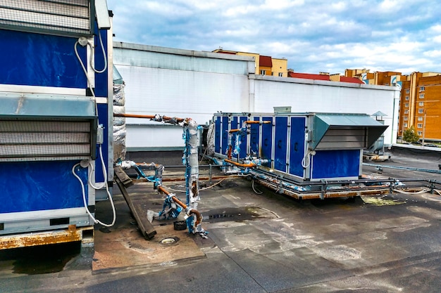 Système de ventilation et de climatisation sur le toit d'un bâtiment de bureaux ou industriel Vue d'en haut Purification de l'air Photographie par drone