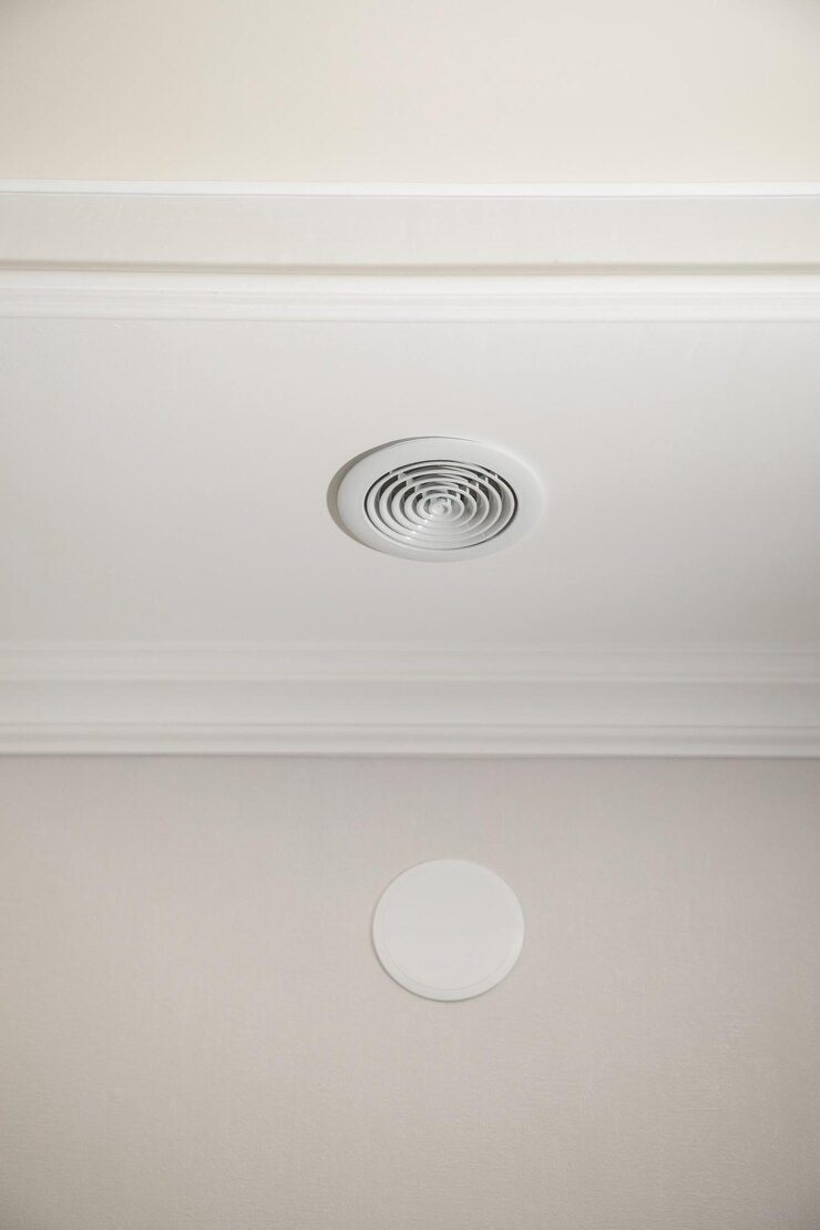 Système de ventilation de la maison avec des trous dans le plafond
