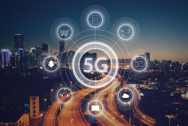 Systèmes sans fil du réseau 5G et internet des objets avec l'horizon de la ville moderne Concept de ville intelligente et de réseau de communication