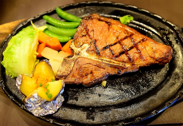 T-Bone avec des légumes sur la plaque