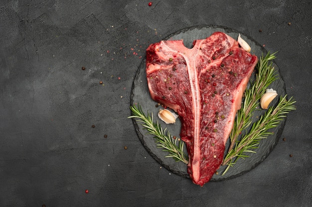 T-bone ou Porterhouse sur fond noir.