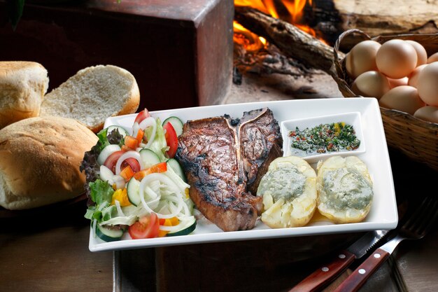 T bone steak avec salade de pommes de terre et légumes