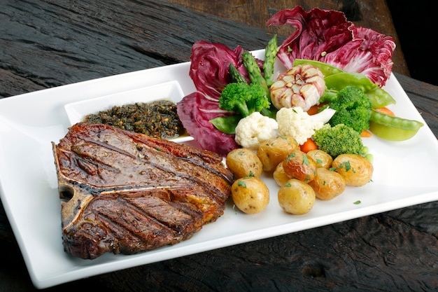 T bone steak avec salade de pommes de terre et légumes