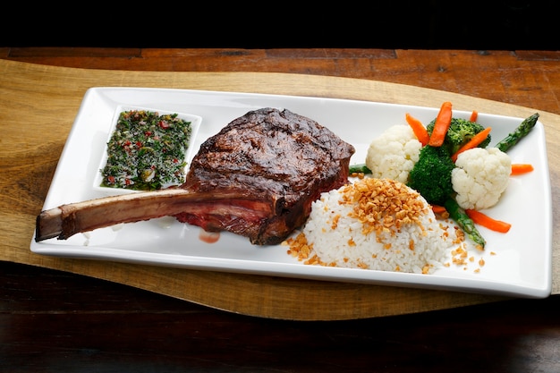 T bone steak avec salade de pommes de terre et légumes