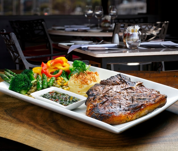 T bone steak avec salade de pommes de terre et légumes