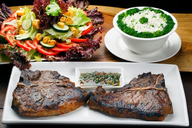 T bone steak avec salade